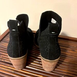TOMS size 9 ladies boots